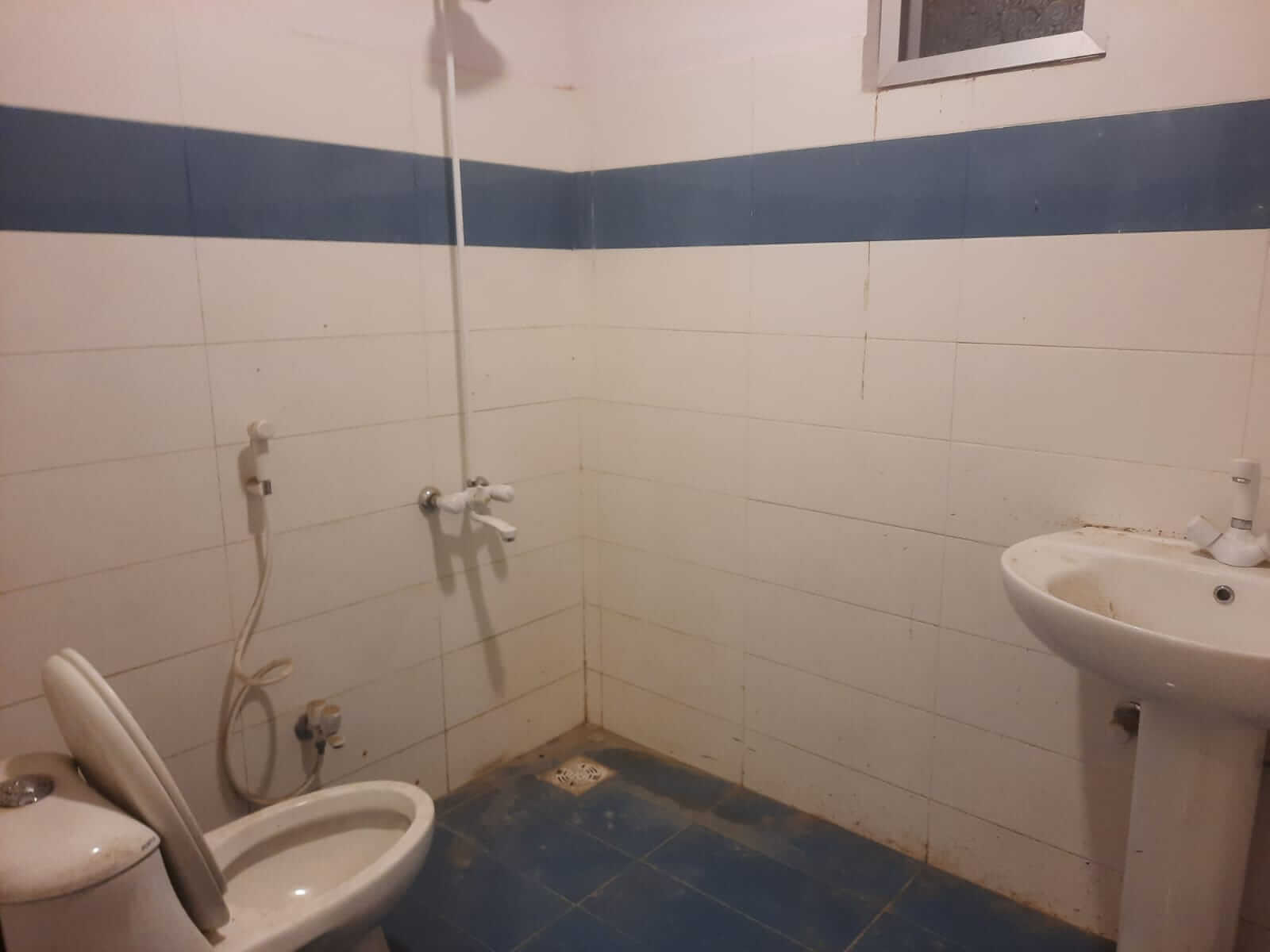 Dunes Marvel Clifton 3-Bedroom Flat for Sale in Clifton Block 5 Karachi (10) Bathroom with toilet, sink and shower in Dunes Marvel Clifton flat Clifton Block 5 Karachi